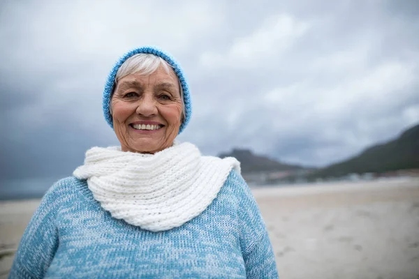 Vezető nő a strandon portréja — Stock Fotó