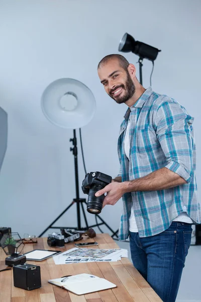 Feliz fotógrafo masculino de pie en el estudio — Foto de Stock