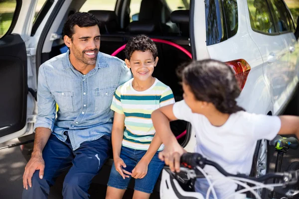 Vater mit Sohn und Tochter amüsieren sich im Park — Stockfoto