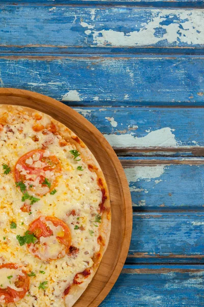 Läcker italiensk pizza serveras på pizza bricka — Stockfoto