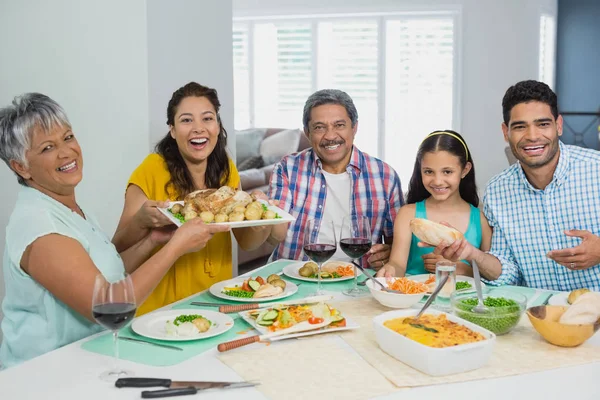 Família feliz multi geração ter refeição na mesa em casa — Fotografia de Stock