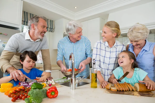 Familia feliz preparando comida en la cocina — Foto de Stock