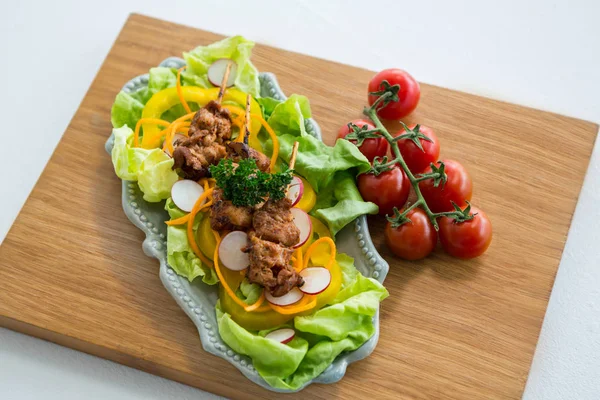 Salade de légumes et tomates cerises — Photo