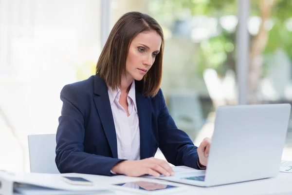 Businesswoman using laptop — Stock Photo, Image