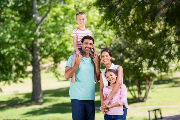 Portrét šťastná rodina těší v parku — Stock fotografie