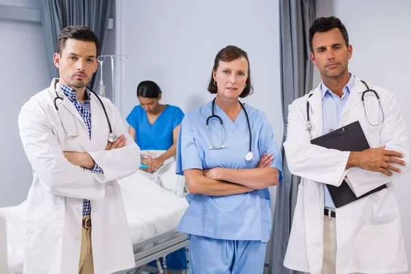 Retrato de médicos y enfermeras de pie con los brazos cruzados — Foto de Stock