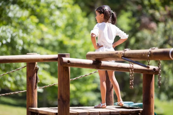 Chica de pie con las manos en las caderas en el parque —  Fotos de Stock