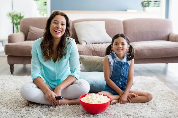 Madre e hija viendo televisión en la sala de estar —  Fotos de Stock