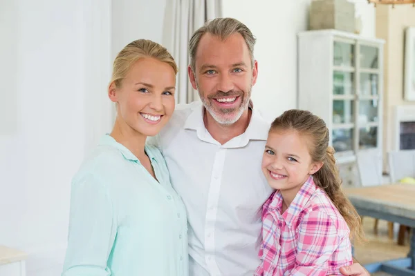 Ritratto di genitori con la figlia a casa — Foto Stock