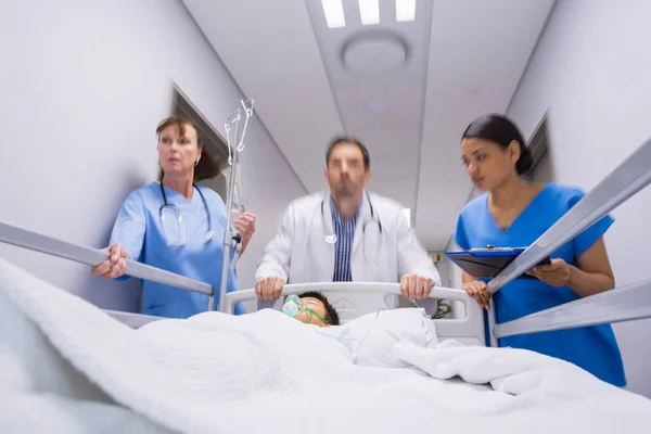 Orvosok, sürgősségi hordágyon ágy nyomja a folyosón — Stock Fotó