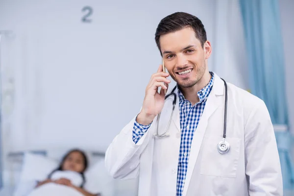 Retrato de médico falando no telefone celular — Fotografia de Stock