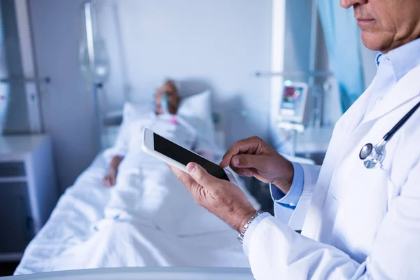 A meio da sessão de médico masculino usando comprimido digital — Fotografia de Stock