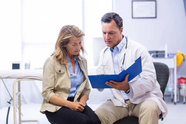 Médico e mulher sênior discutindo no arquivo — Fotografia de Stock