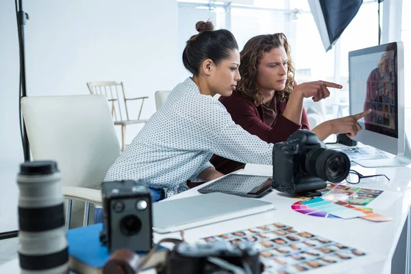 Fotógrafos trabajando sobre el ordenador — Foto de Stock