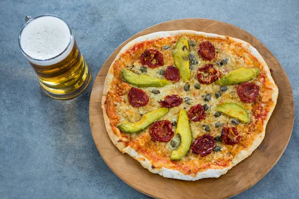 Pizza italiana servida con una taza de cerveza — Foto de Stock