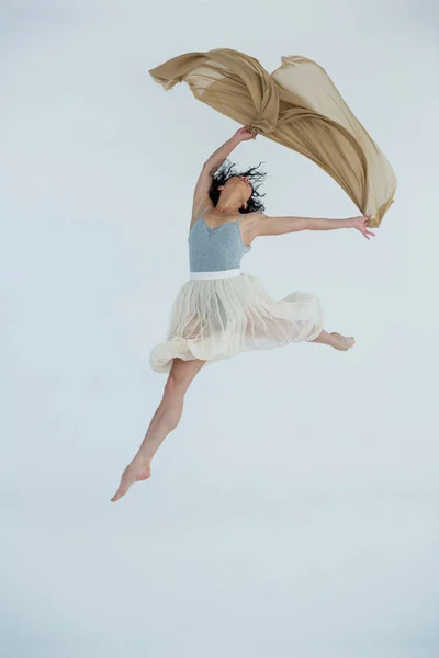 Danseuse pratiquant la danse contemporaine — Photo