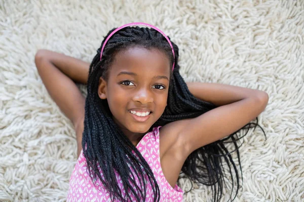 Portrait de fille allongé sur un tapis dans le salon — Photo