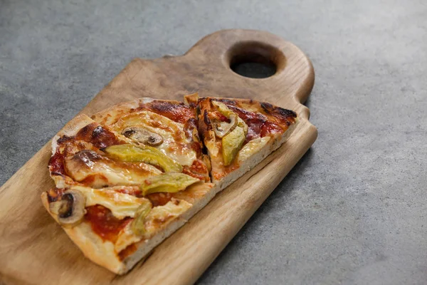 Leckere italienische Pizza auf grauem Hintergrund serviert — Stockfoto