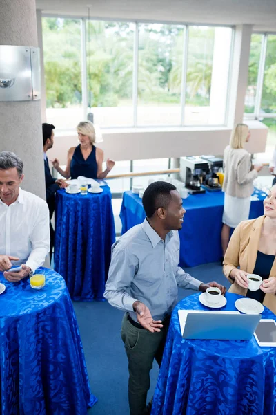 Dirigeants d'entreprise interagissant les uns avec les autres pendant la pause — Photo