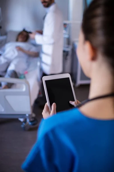 Médica usando comprimido digital na enfermaria — Fotografia de Stock