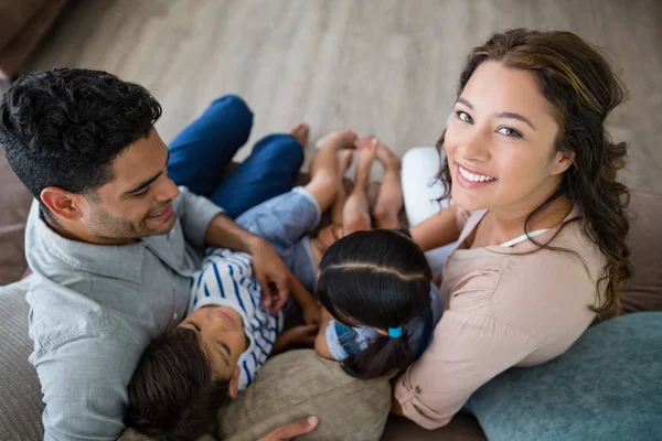 Föräldrar och barn ha roligt i vardagsrum — Stockfoto