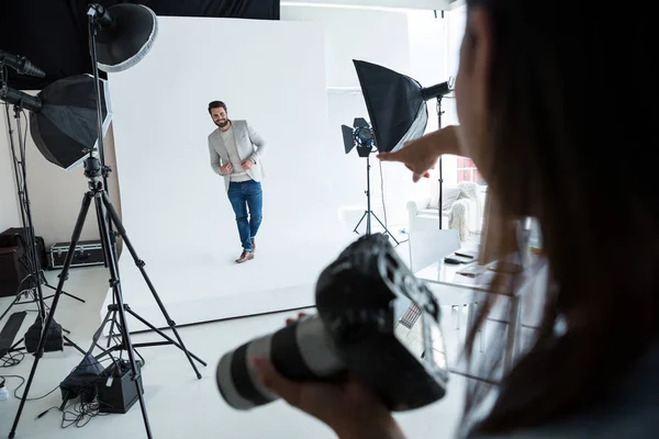 Modelo masculino posando para fotógrafo — Foto de Stock