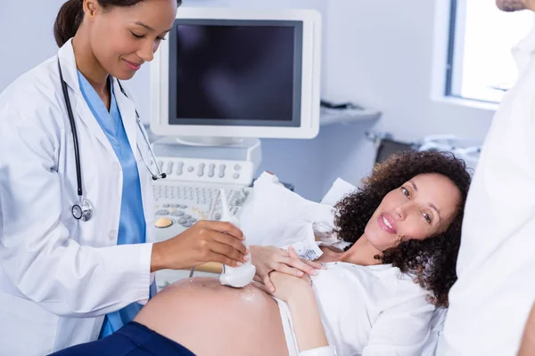 Ο γιατρός κάνει υπερηχογράφημα για την έγκυο γυναίκα — Φωτογραφία Αρχείου