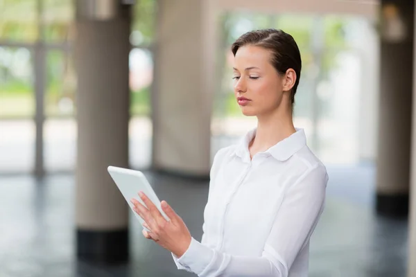 Femme d'affaires utilisant une tablette numérique — Photo