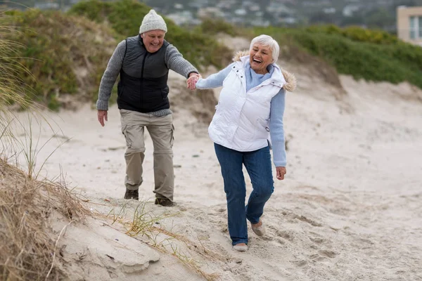 Senioren-Paar amüsiert sich am Strand — Stockfoto