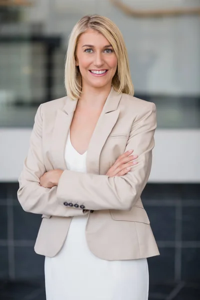 Feliz empresaria de pie en el centro de conferencias — Foto de Stock