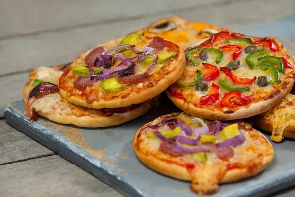 Різні смачні італійські піци на шкірці піци — стокове фото