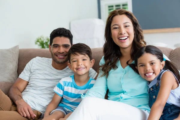 Portrait de parents et d'enfants assis sur un canapé dans le salon — Photo