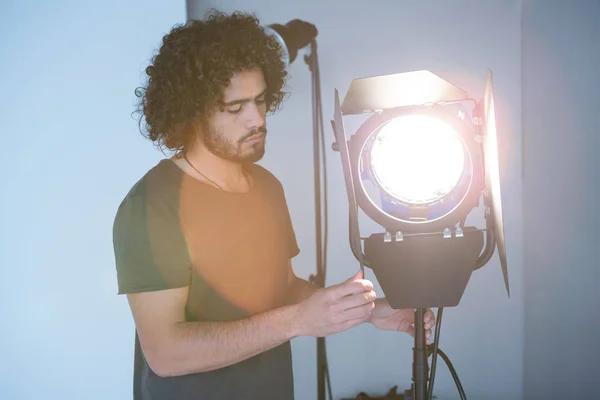 Fotógrafo masculino ajustando el foco — Foto de Stock