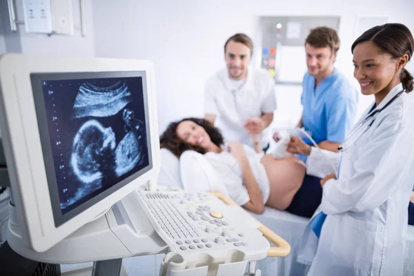 Lekarz robi USG dla kobiety w ciąży — Zdjęcie stockowe