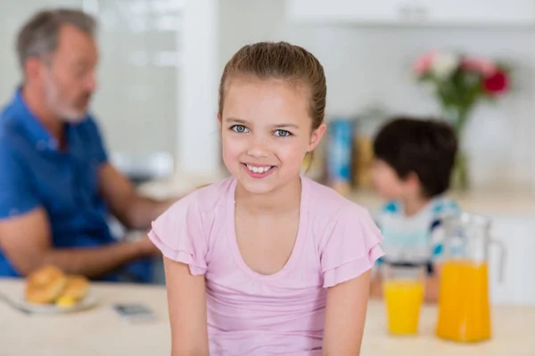 Portret van schattig meisje glimlachend in keuken — Stockfoto