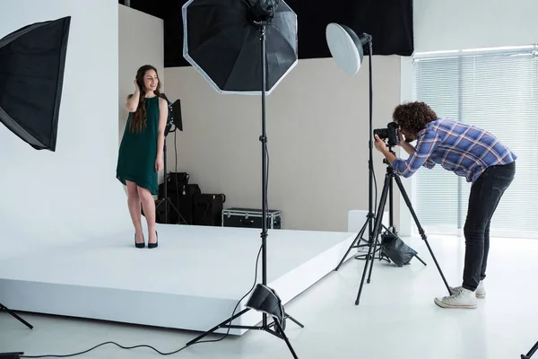 Modelo femenino posando para una sesión de fotos —  Fotos de Stock