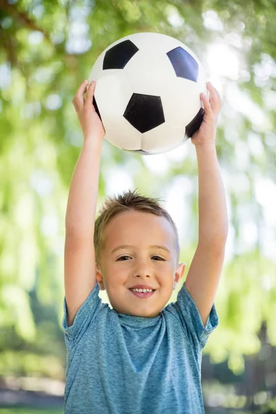 Porträtt av pojke håller en fotboll i parken — Stockfoto