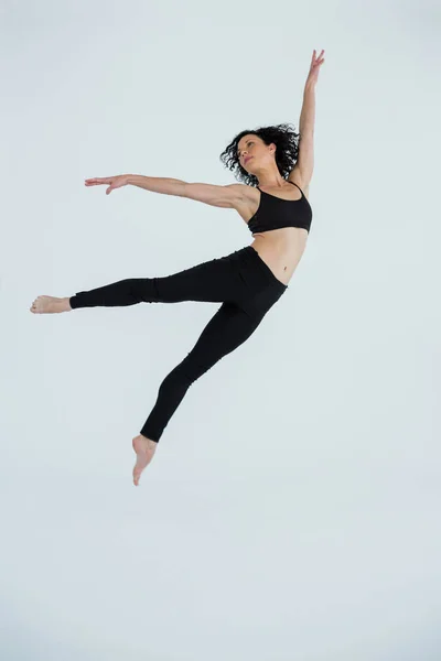 Танцор, практикующий современный танец — стоковое фото