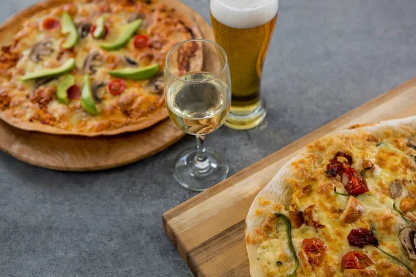 Pizza italiana servida con un vaso de cerveza — Foto de Stock