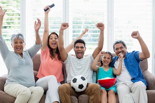 Glückliche Mehrgenerationenfamilie schaut Fußballspiel im Wohnzimmer im Fernsehen — Stockfoto