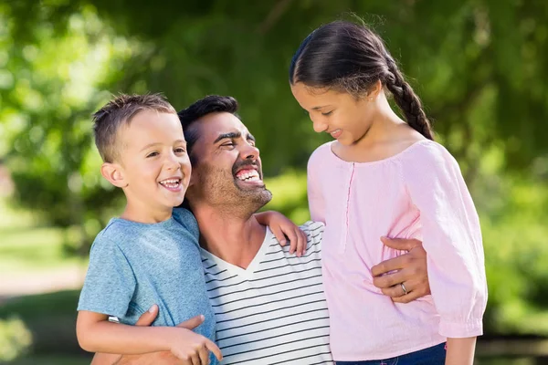 Pai se divertindo com seu filho e filha no parque — Fotografia de Stock