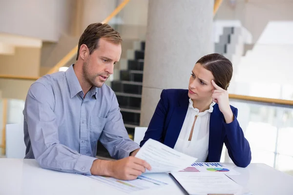 Affärskvinna som arbetar vid skrivbord med kollega — Stockfoto