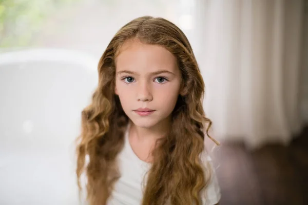 Menina bonito de pé em casa — Fotografia de Stock