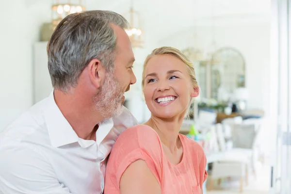 Paar umarmt sich in Küche — Stockfoto