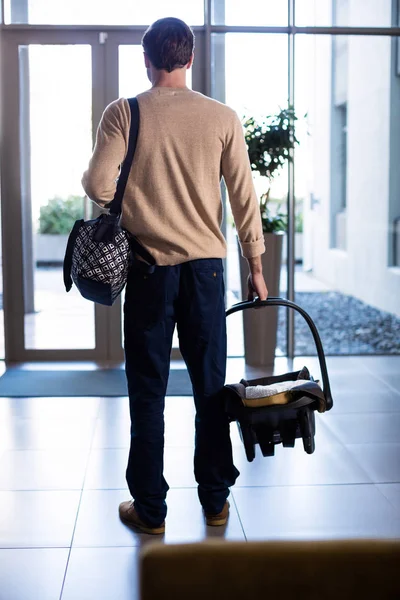 Man leaving the hospital with baby — Stock Photo, Image
