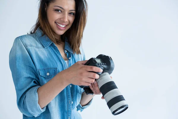 Joyeux photographe debout en studio — Photo