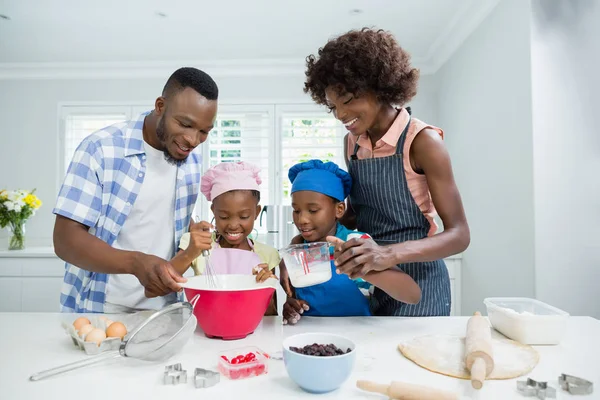 Pais e crianças preparando comida na cozinha — Fotografia de Stock