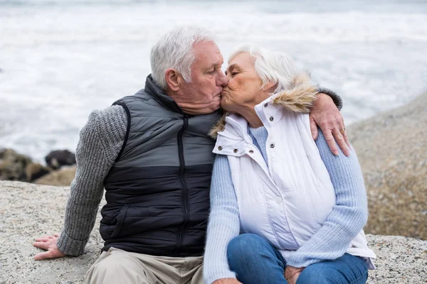 Senior man kussen senior vrouw — Stockfoto