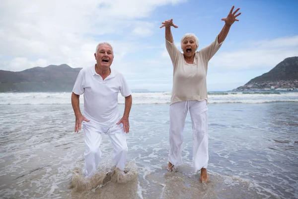 Coppia anziana divertirsi insieme in spiaggia — Foto Stock