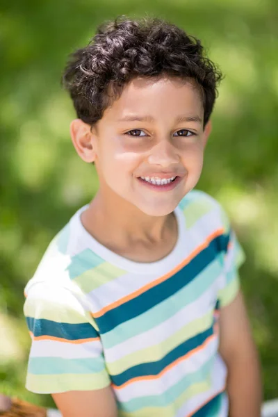 Portrét chlapce v parku — Stock fotografie